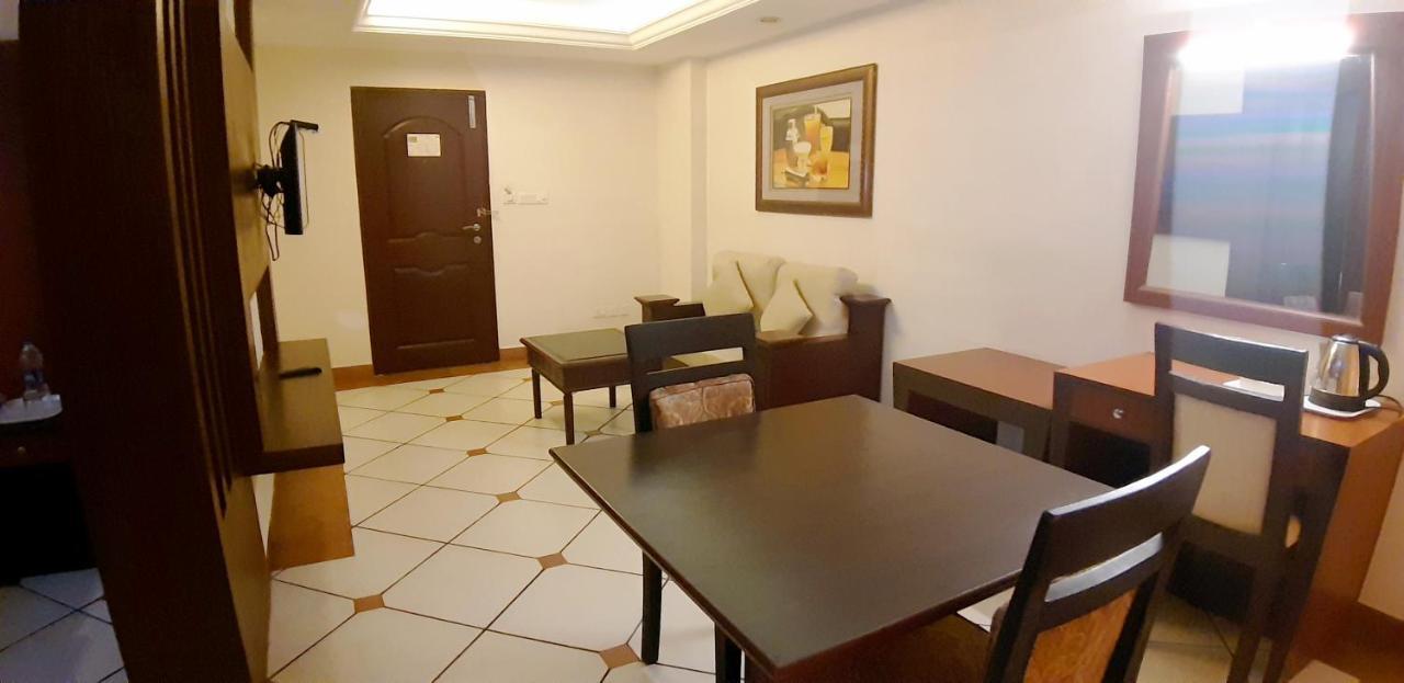 Emarald Hotel Cochin Коччи Экстерьер фото