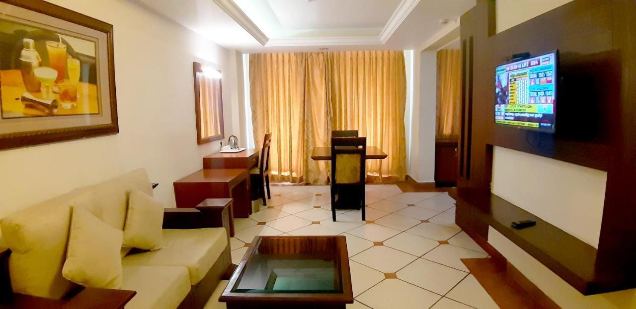 Emarald Hotel Cochin Коччи Экстерьер фото