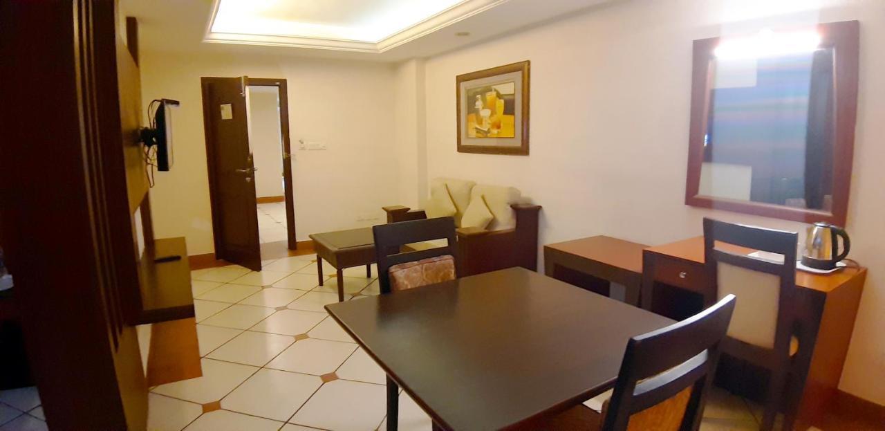 Emarald Hotel Cochin Коччи Экстерьер фото