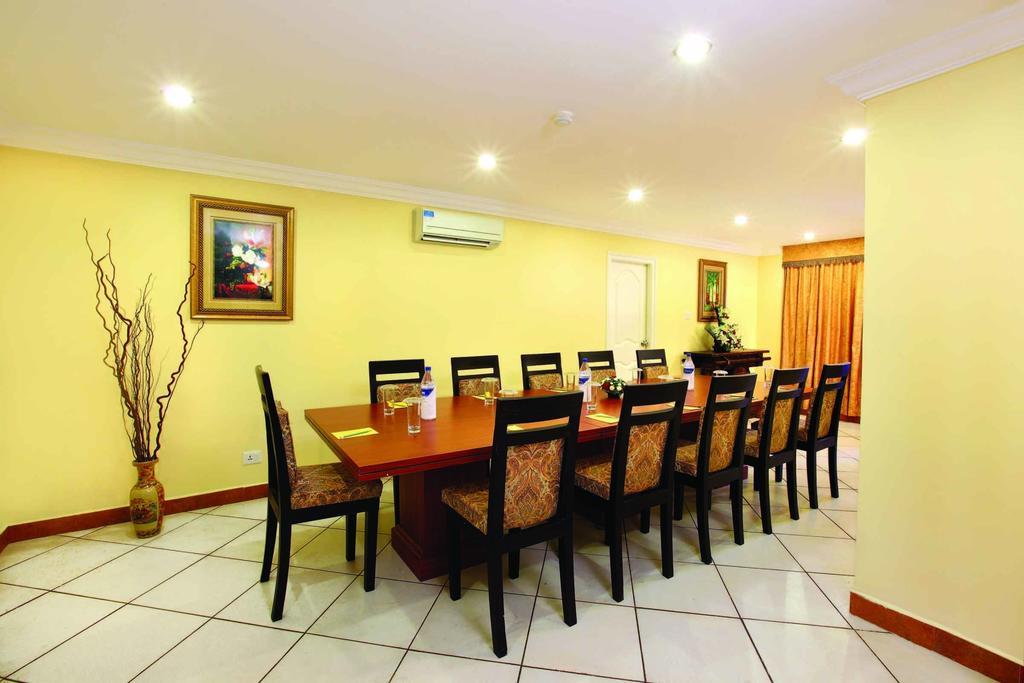 Emarald Hotel Cochin Коччи Экстерьер фото