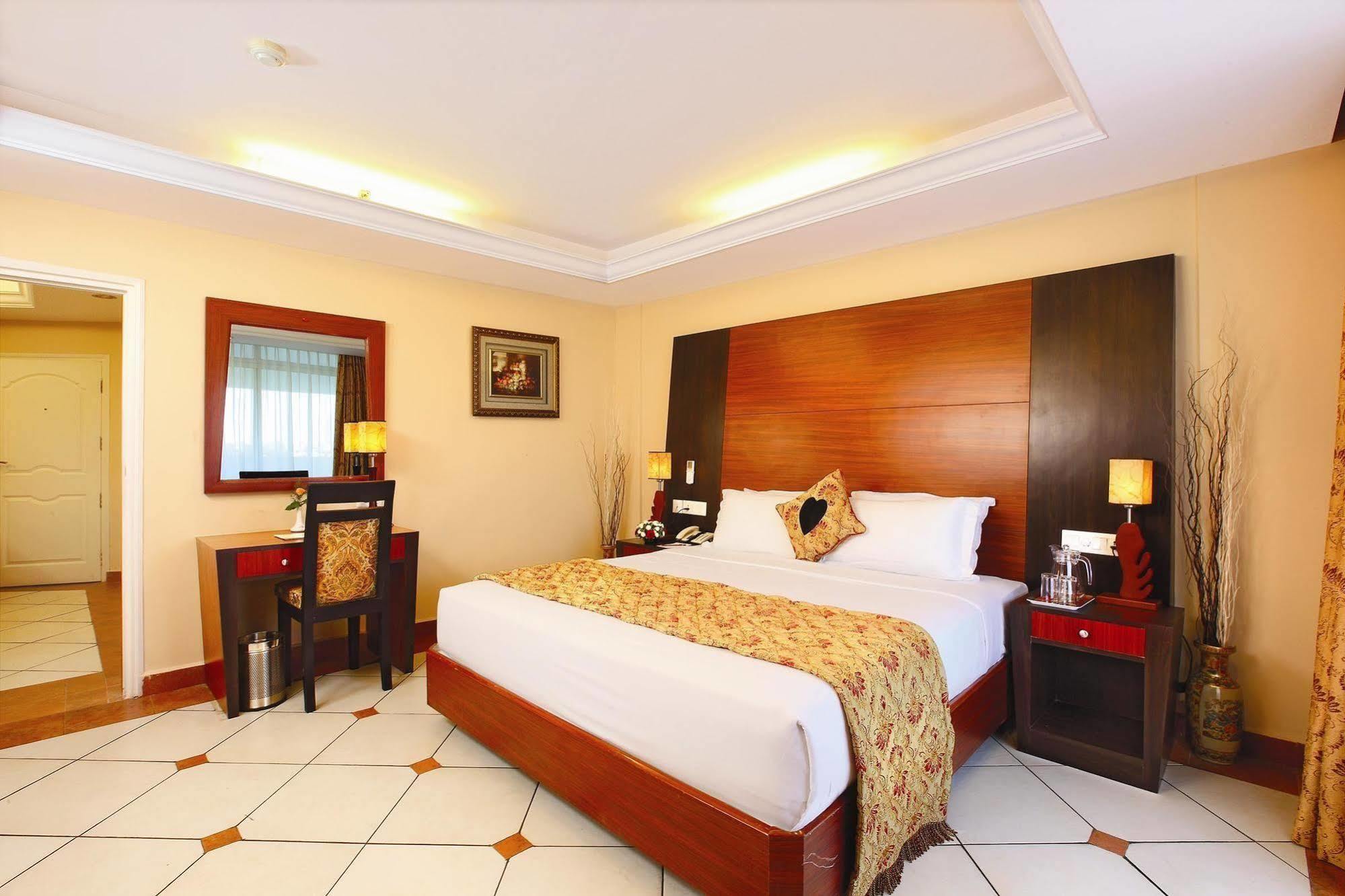 Emarald Hotel Cochin Коччи Экстерьер фото