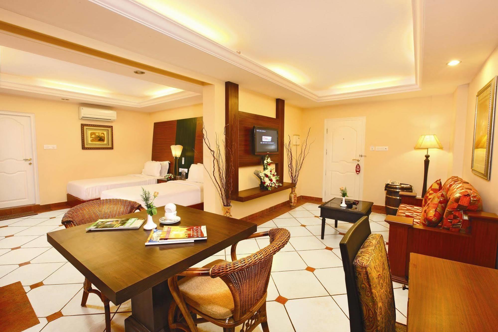 Emarald Hotel Cochin Коччи Экстерьер фото